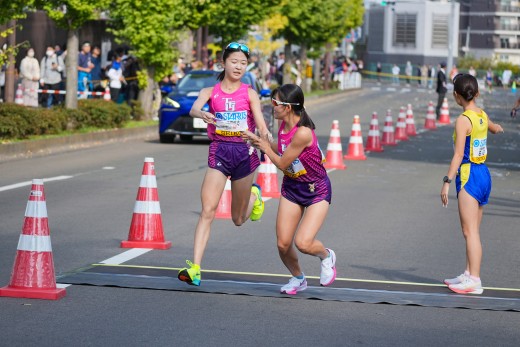 2区早坂選手からたすきを受け取る3区中野選手