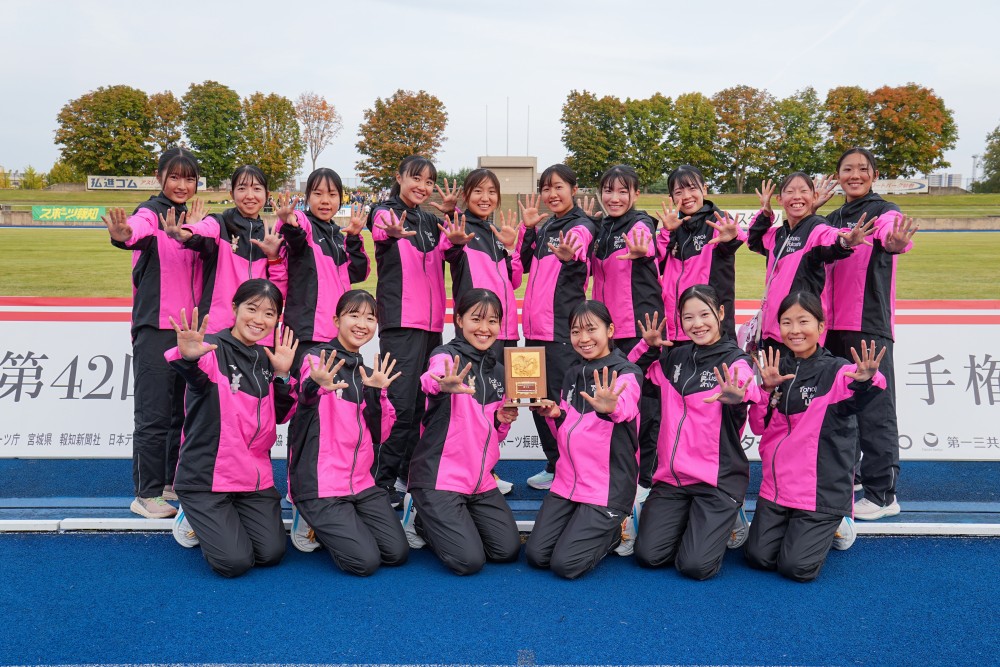 5位入賞の盾を手に笑顔の女子駅伝チーム