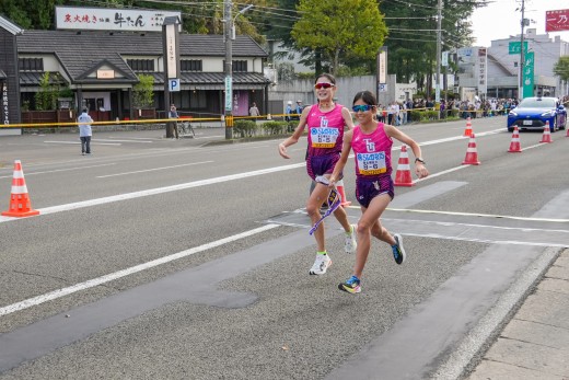 5区村山選手からたすきを受け取る6区小林選手