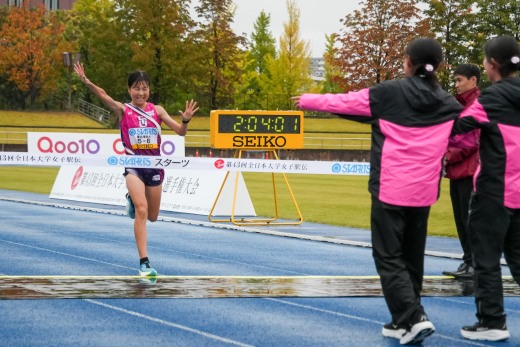過去最高4位入賞を決め、カブキポーズでゴールテープを切る小林選手