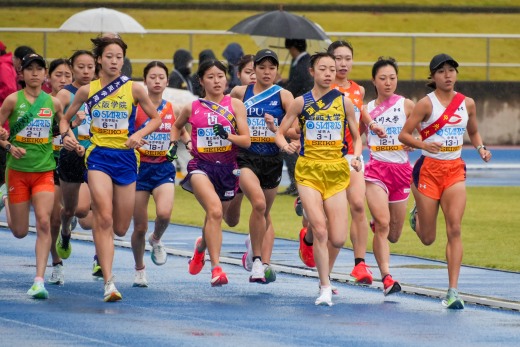 1区を走る中野選手(左から6番目)