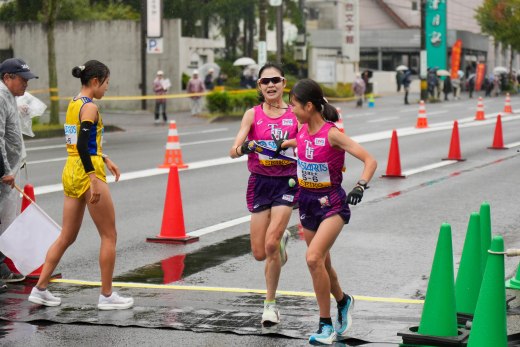 5区を走った村山選手からたすきを受け取るアンカー小林選手