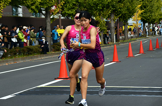 2区平藤選手からタスキを受け取る3区佐々木選手