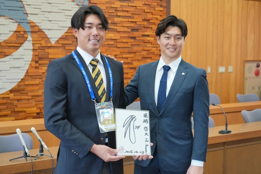 左から堀越投手、齊藤担当スカウト