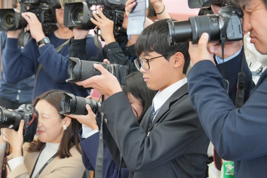 会見に参加し、撮影をする仙台第一中学校2年生