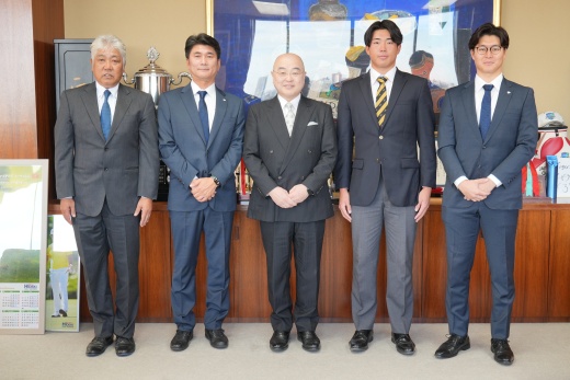 左から山路監督、水澤チーフスカウト、千葉学長、堀越投手、齊藤担当スカウト