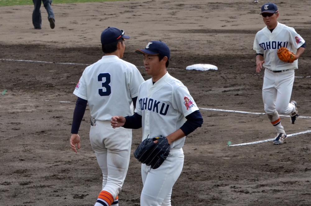 東北大学1回戦、リーグ戦初先発の鈴木（中央）は5回8奪三振の好投
