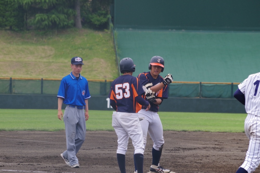 仙台大学戦　2本の三塁打を放ち3打数2安打と活躍した2年生宮原（中央右）