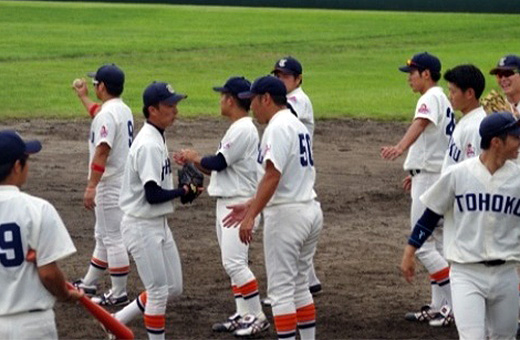 東北学院大学1回戦、5回無失点と先発の仕事をしっかり果たした大園を、大塚監督がベンチ前で出迎える