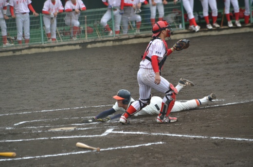 富士大学戦　6回2死、5番寺田の左犠飛で三塁から山本が生還、一時勝ち越す