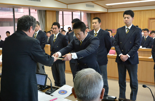 大竹部長から任命書を授かる新主将の古川（中央）