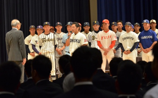 壇上に並ぶ各校の主将を代表して、選手宣誓を行う古川主将（中央）