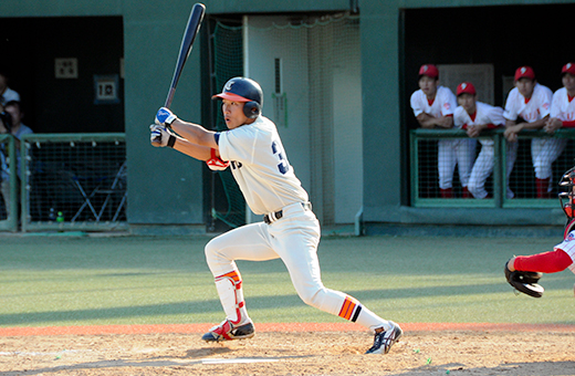 富士大学戦　9回表一死、代打里見が左前打を放ち粘りをみせる