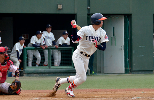 富士大学戦 8回表2死二、三塁、左中間に同点となる2点二塁打を放つ4番楠本