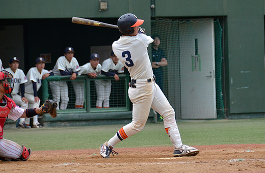 富士大学戦 8回表2死二塁、5番清水が左越えの適時二塁打を放ち一時勝ち越し