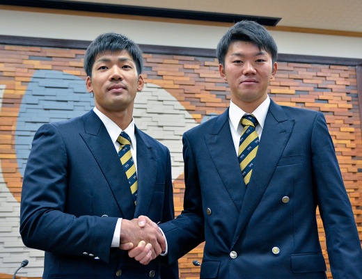 決意を新たに握手を交わす横浜8位指名の楠本選手(右)と巨人育成3位指名の笠井選手
