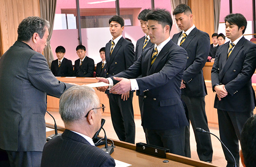 大竹部長から任命状を授かる新主将の岩﨑（中央）