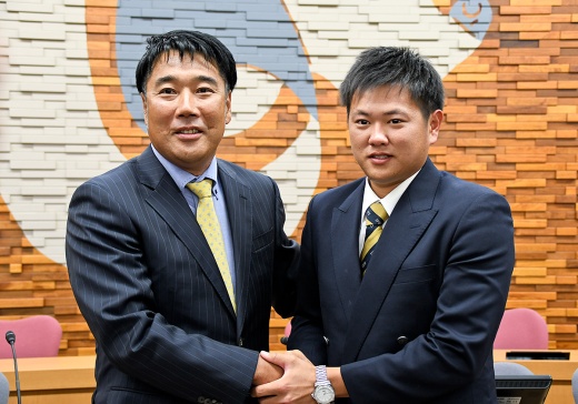 津森投手（右）は大塚監督とがっちり握手