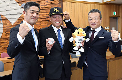 津森投手は福山アマスカウトチーフ(左)と作山アマスカウトチーフ補佐(右)に激励され笑顔