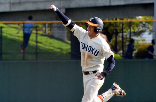決勝戦第2戦の1回二死、右翼へ先制ソロ本塁打を放った元山はスタンドへガッツポーズ