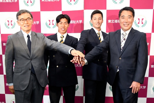 左から寺下部長、山野投手、元山内野手、大塚監督