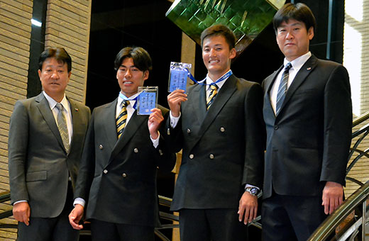 高津監督のメッセージが記されたIDカードを手にした山野投手(中央左)と元山内野手(同右)。左はヤクルト編成部伊東部長、右は斉藤スカウト