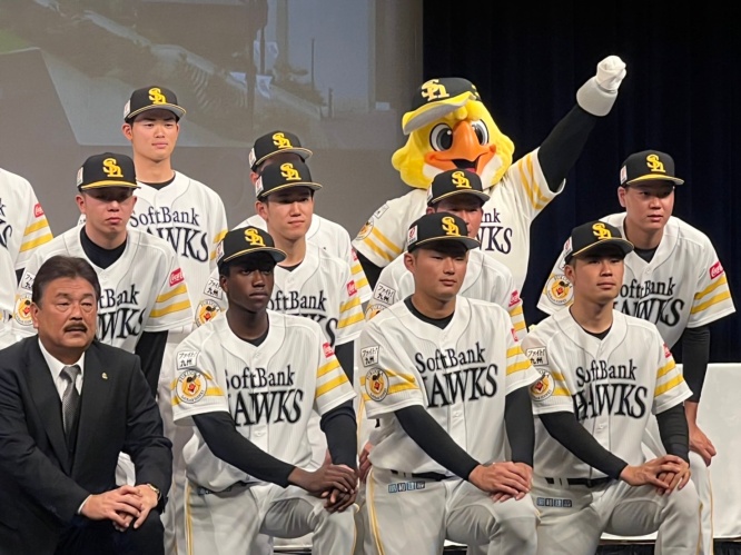 甲斐外野手、杉澤外野手、入山投手がそれぞれの球団と仮契約と入団発表