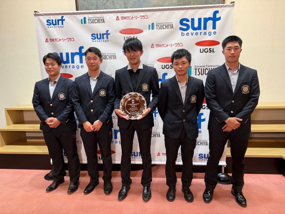 団体優勝の男子選手たち