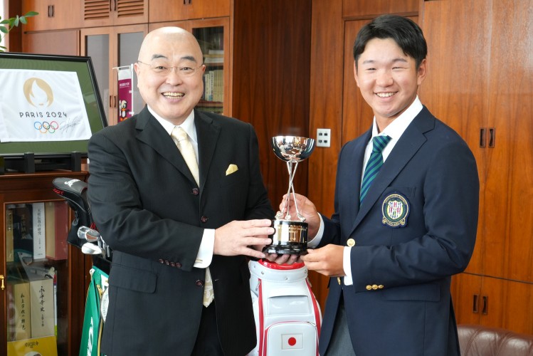 千葉公慈学長と佐藤快斗さん（写真右）