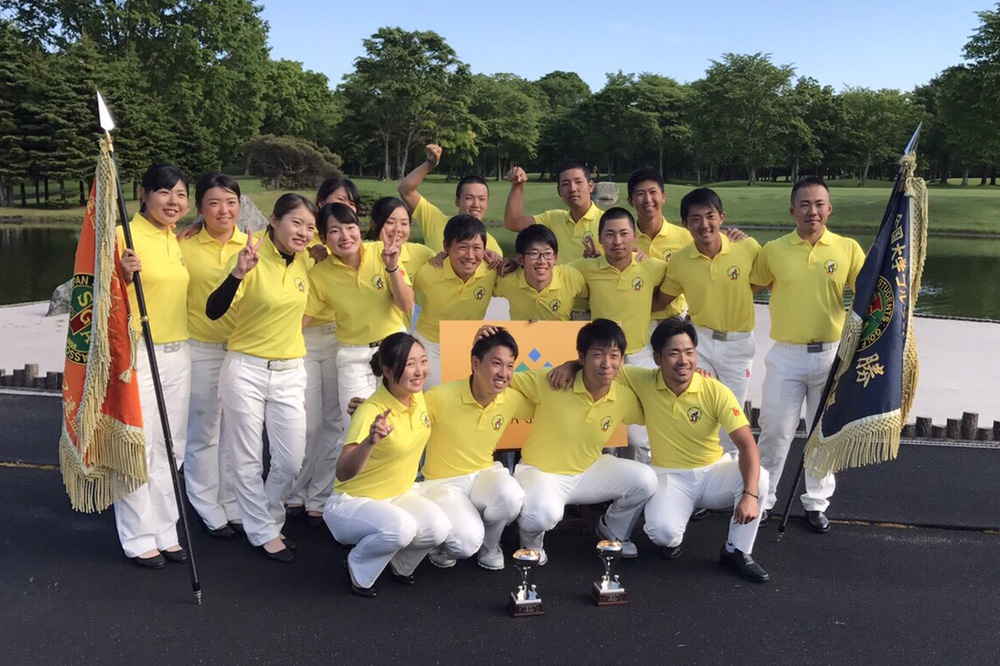 5年ぶりの男女アベック優勝に、選手たちは笑顔で記念撮影に収まる