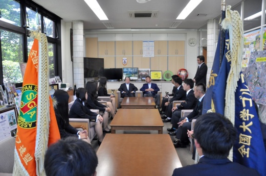優勝から一夜明け帰仙、大竹部長に報告を行った選手たち