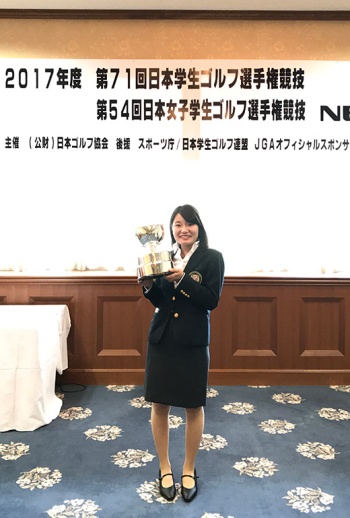 優勝トロフィーを手にした小西選手