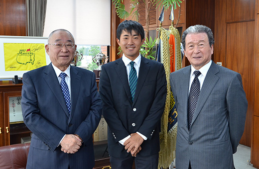日本オープン2位のゴルフ部・金谷選手から報告を受けた大谷学長(左)、大竹副学長(右)は笑顔