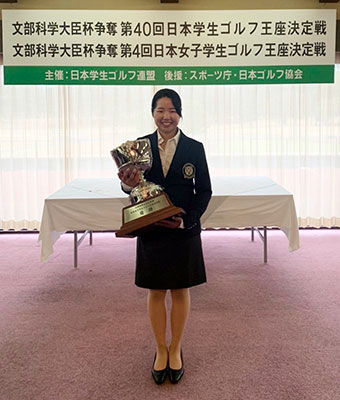 優勝杯を手にした佐藤選手