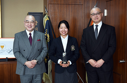 学長室にて。左から千葉学長、佐藤選手、髙橋理事長