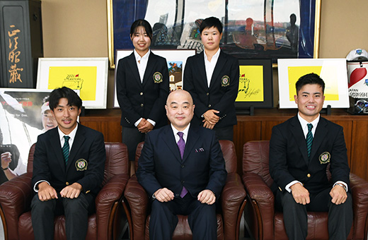 学長室にて。左から鈴木選手、佐藤選手、千葉学長、橋本選手、蟬川選手
