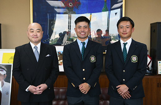 学長室にて。左から千葉学長、蟬川選手、岡田選手