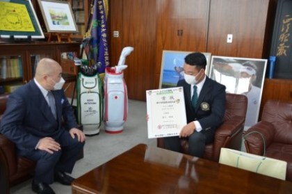 学長室にて優勝報告。左から千葉学長、唐下選手