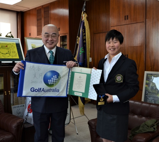 オーストラリア女子アマ制覇・橋本美月選手が千葉学長に優勝報告