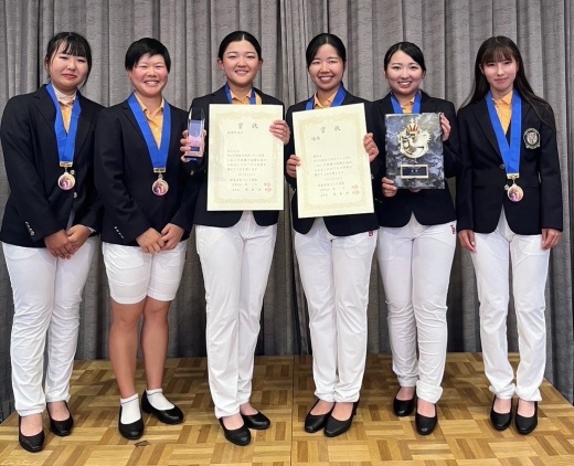 優勝に笑顔の女子選手たち