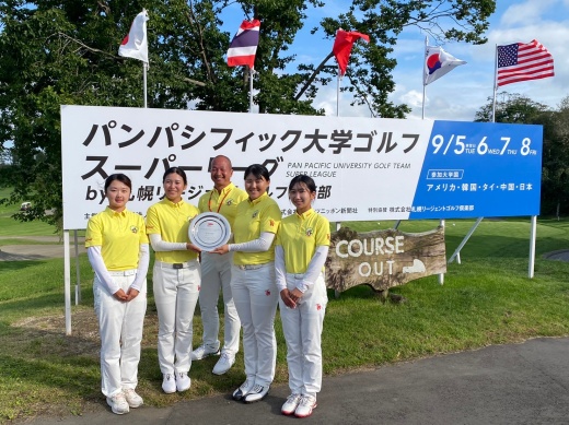 優勝に笑顔の女子選手たち