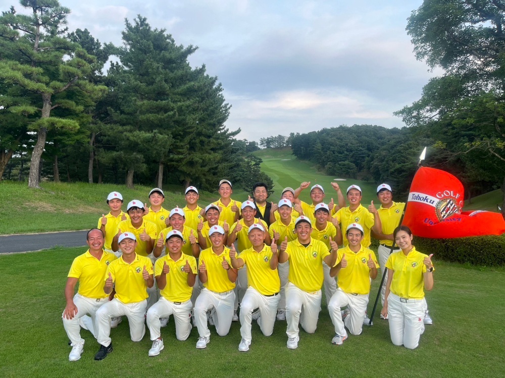 優勝に笑顔の男子選手たち