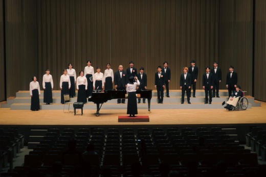 オープニング曲は団歌「飛翔」を演奏し、第51回定期演奏会が幕開けとなる。指揮は初等教育3年三浦実紗