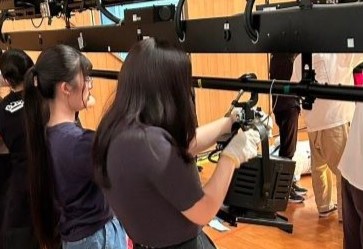 灯体を吊るしている様子