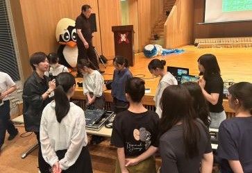 説明を聞いてる様子