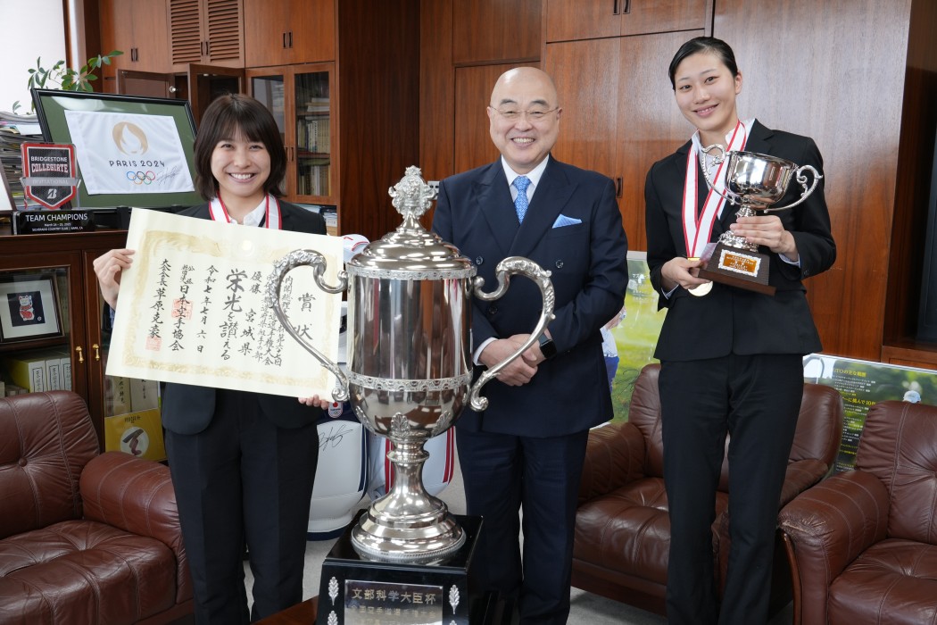 学長に報告　笠原理子選手（東北福祉大学職員：左端）と千葉公慈学長と児玉真依選手（福祉行政学科：4年）