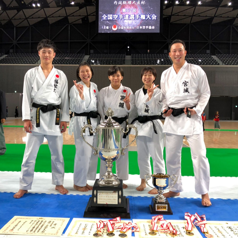 大会に参加した空手道部の面々。左から髙橋秀士さん、笠原さん、生出さん、 辺見萌乃佳さん、瀬谷さん