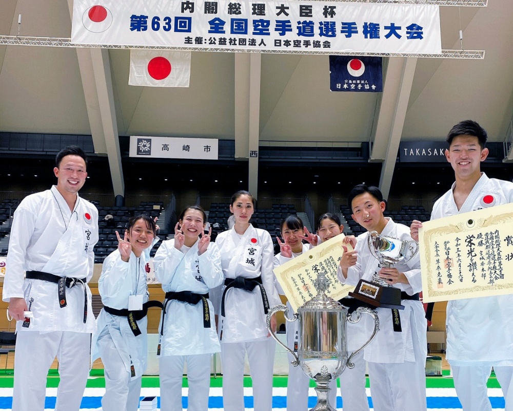 大会に参加した空手道部の学生と指導者たち