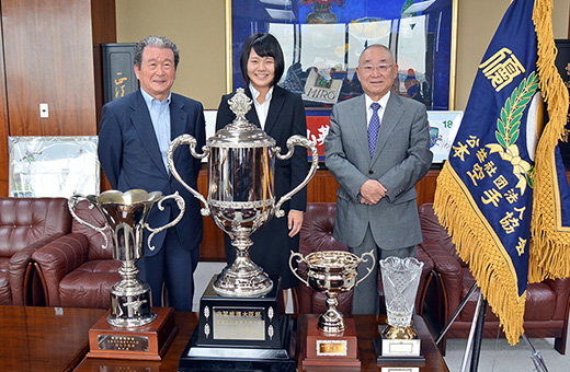 授かった内閣総理大臣杯とともに、大谷学長（写真右）、大竹副学長（写真左）に笑顔で日本一の報告を行った高橋選手
