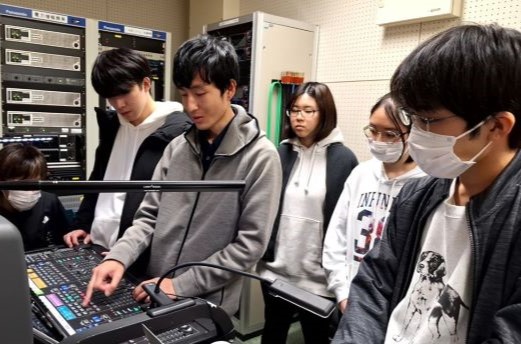 説明を聞いてる様子